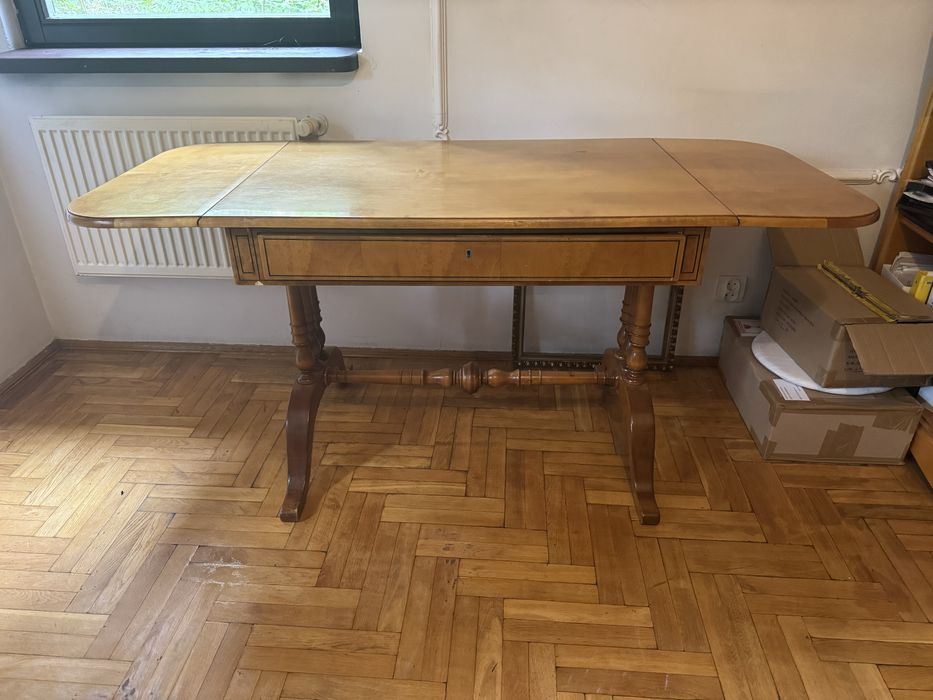 Antyczne drewniane biurko – elegancki mebel z duszą