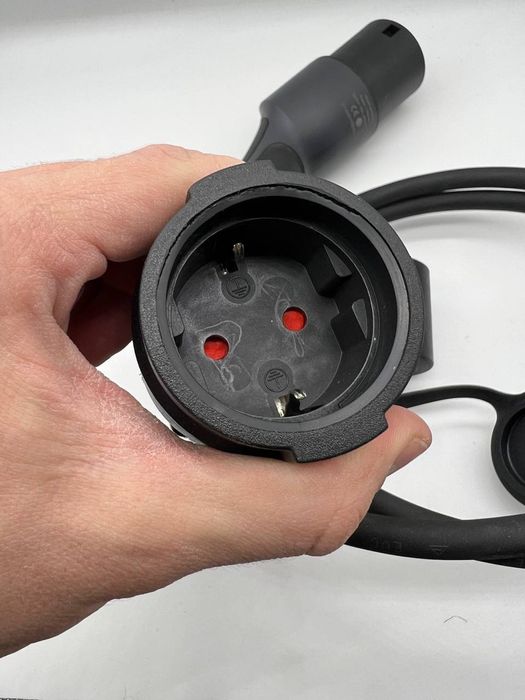 Зарядно розрядний кабель Type 2 в розетку.