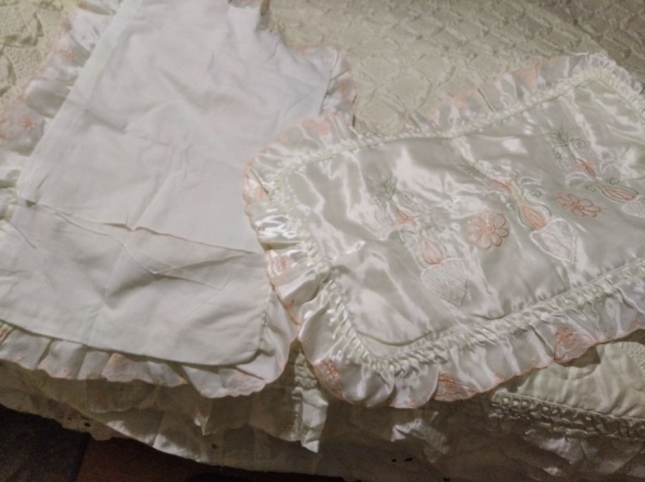 Подарунковий комплект на кровать з вишивкою