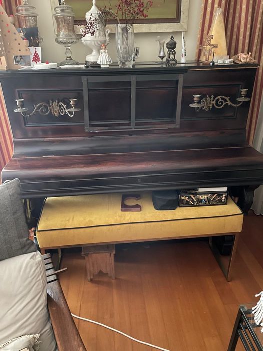 Piano antigo castanho