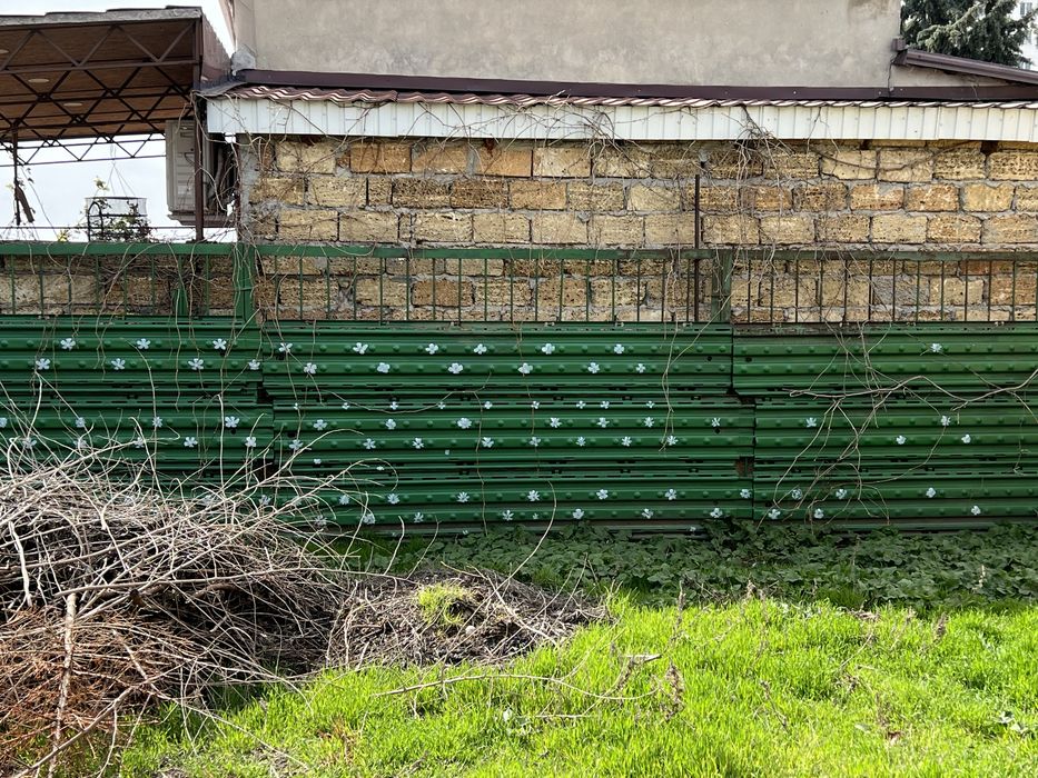 Продам металлический  забор., 3 секции с аэродромными плитами, и 3 обы