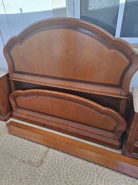 Cama  com estrado e colchão mesas de cabeceira em madeira maciça
