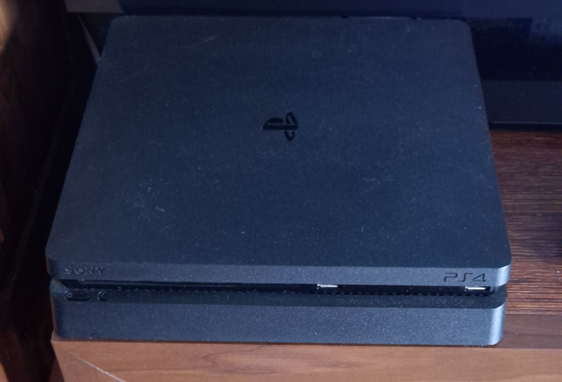 PS4 Slim 1TB + 2 gry