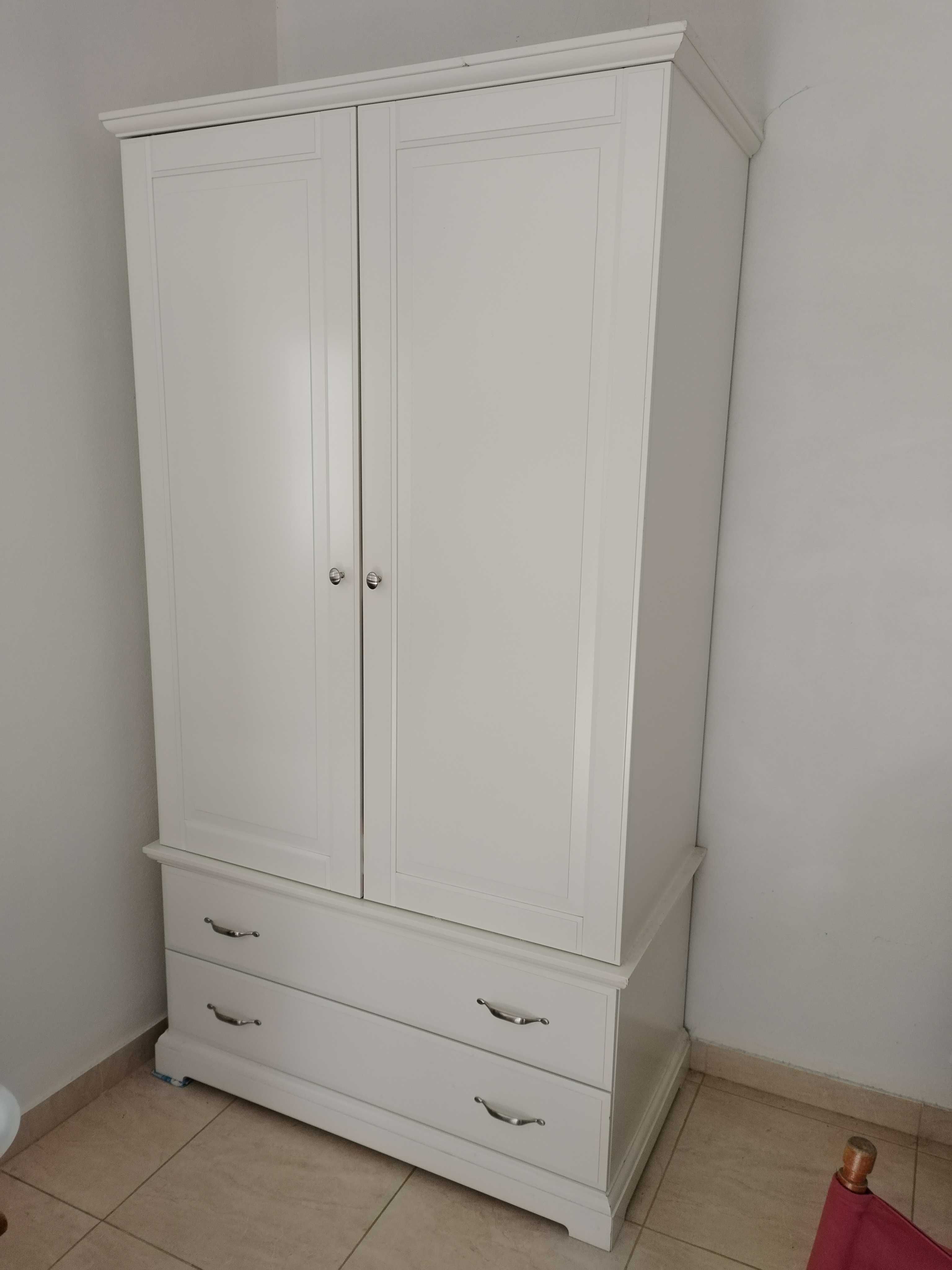 Roupeiro Branco como novo