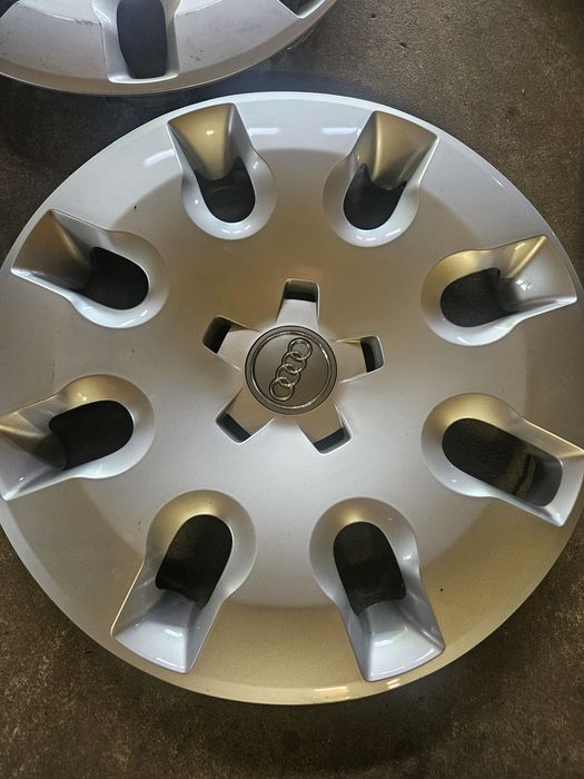 Oryginalne kołpaki AUDI A1 R15 8X0