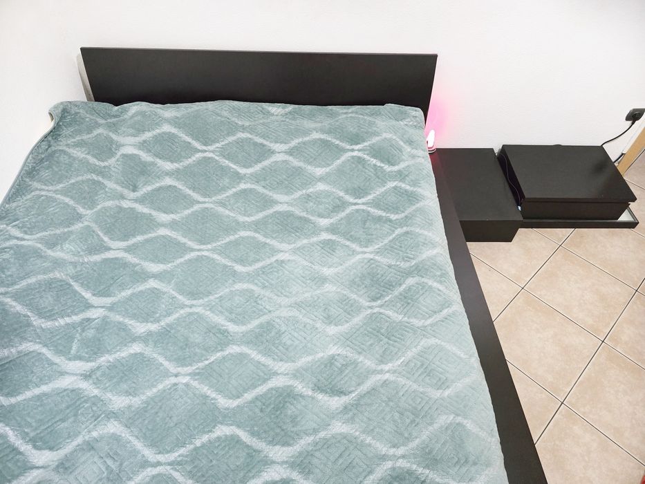 Cama casal (est. 2.00x2.00) e mobiliário (opção), madeira cor mogno