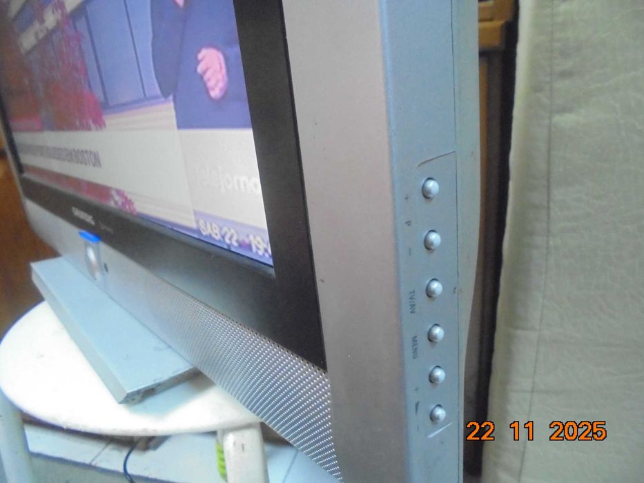 Televisao a funcinar tem comando original