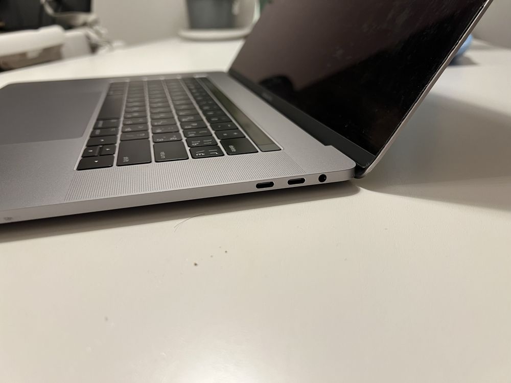 Apple MacBook pro 2016, 15.4”, touch bar, 2.6 GHz, 16gb, 256 SSD