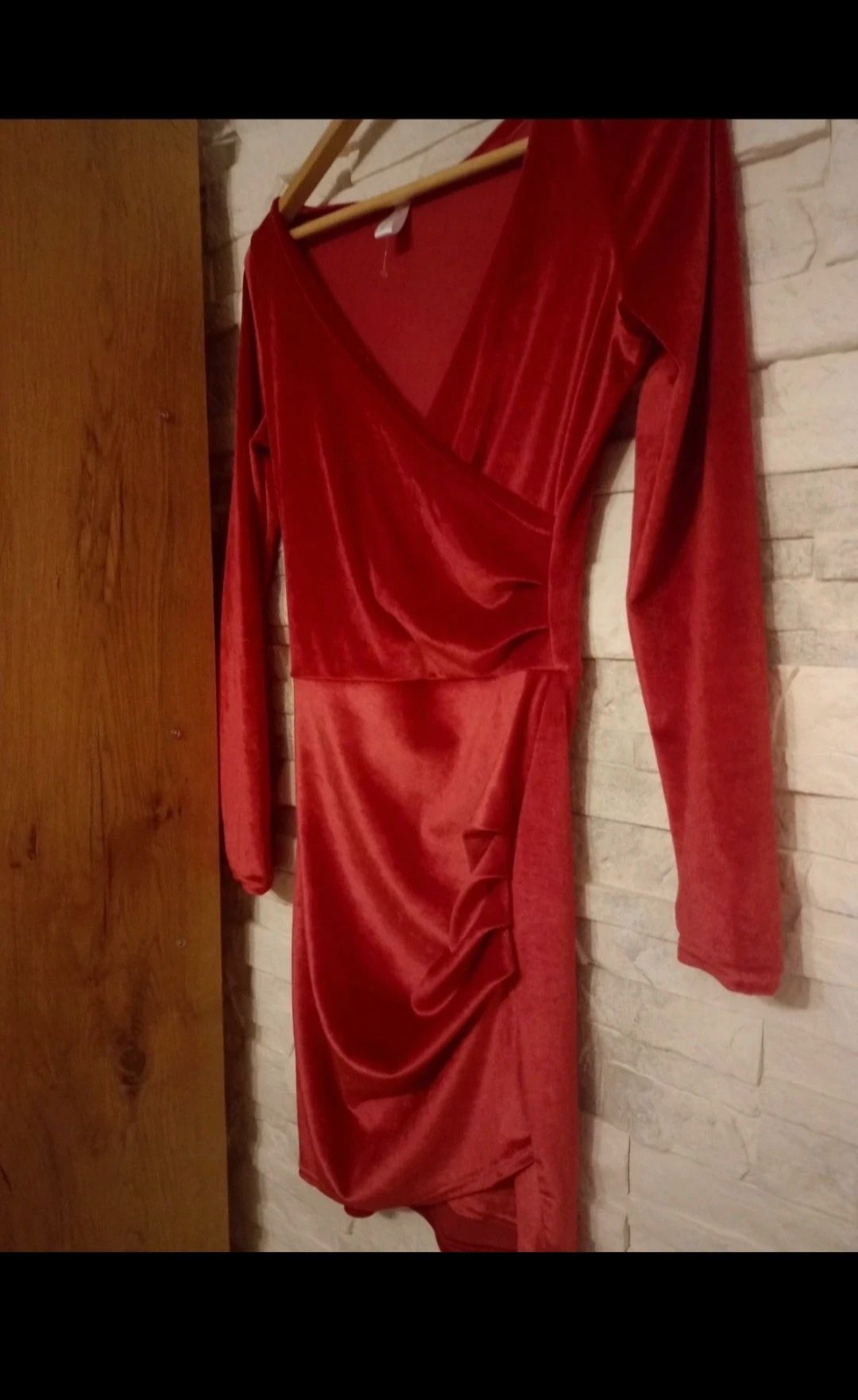 Czerwona sukienka welurowa