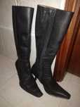 Botas em pele pretas