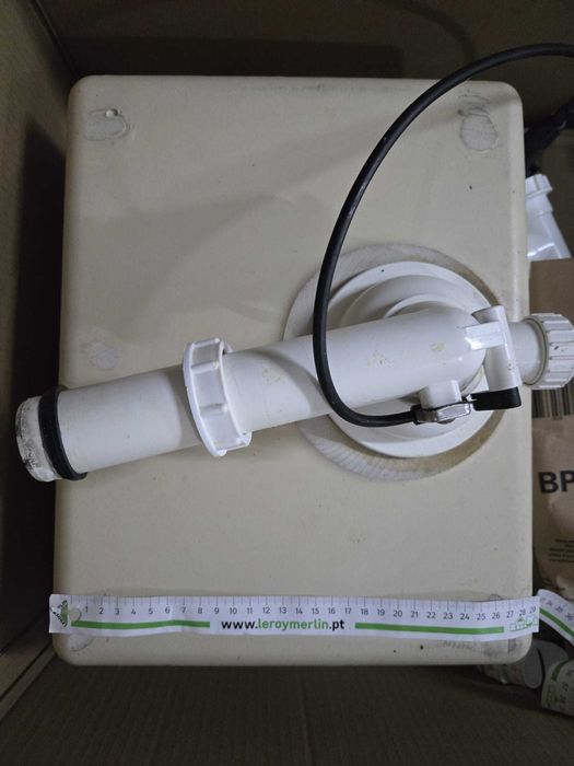 Lava loiça  e torneiras de cozinha e casa de banho