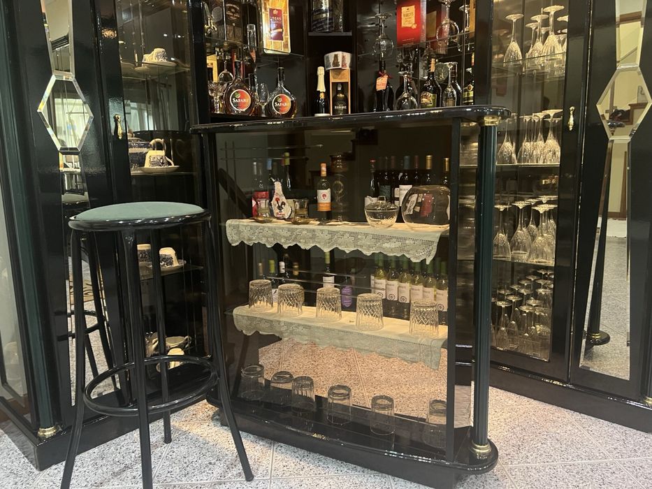 MELHOR OFERTA - Mobília de sala ( Mesa, Bar e Aparador )