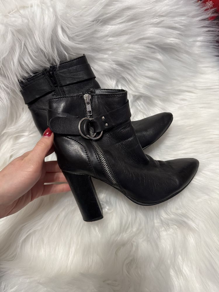 Buty botki czarne na obcasie