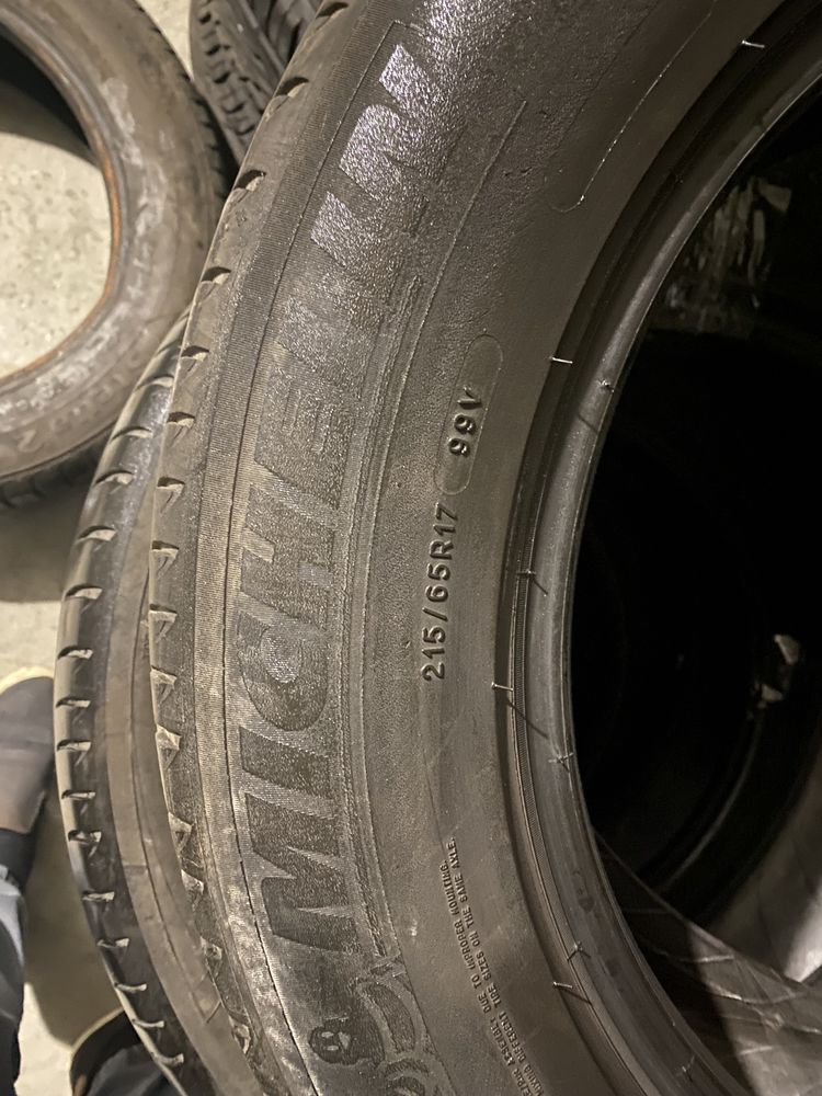 Шины 215/65 r17 летние комплект Michelin.