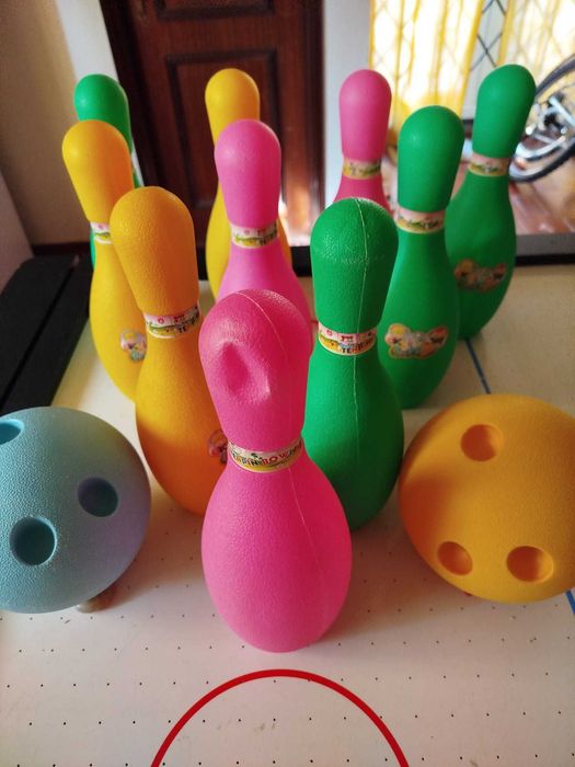 Jogo de bowling para crianças em bom estado