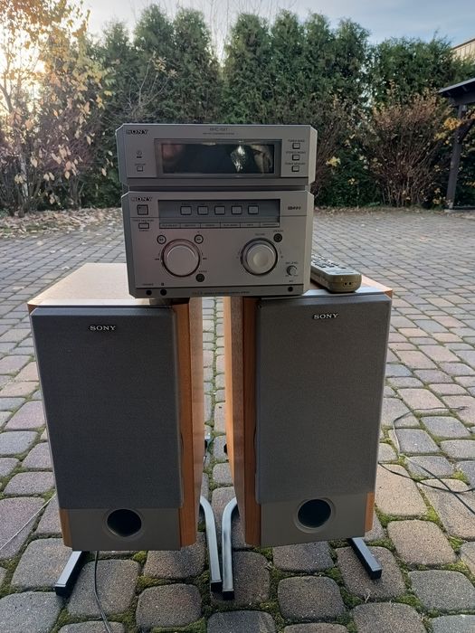 Wierza Sony  z głośnikami
