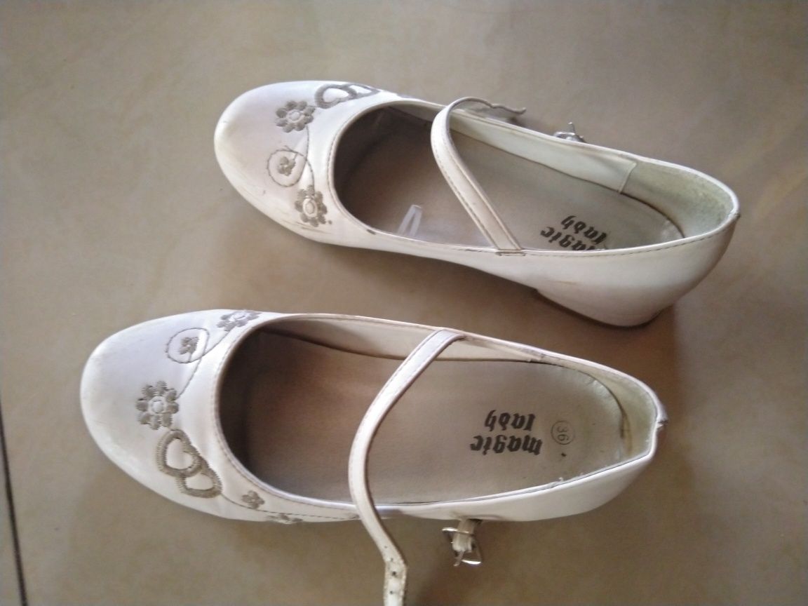 Białe buty komunijne lub ślubne dla dziewczynki 36