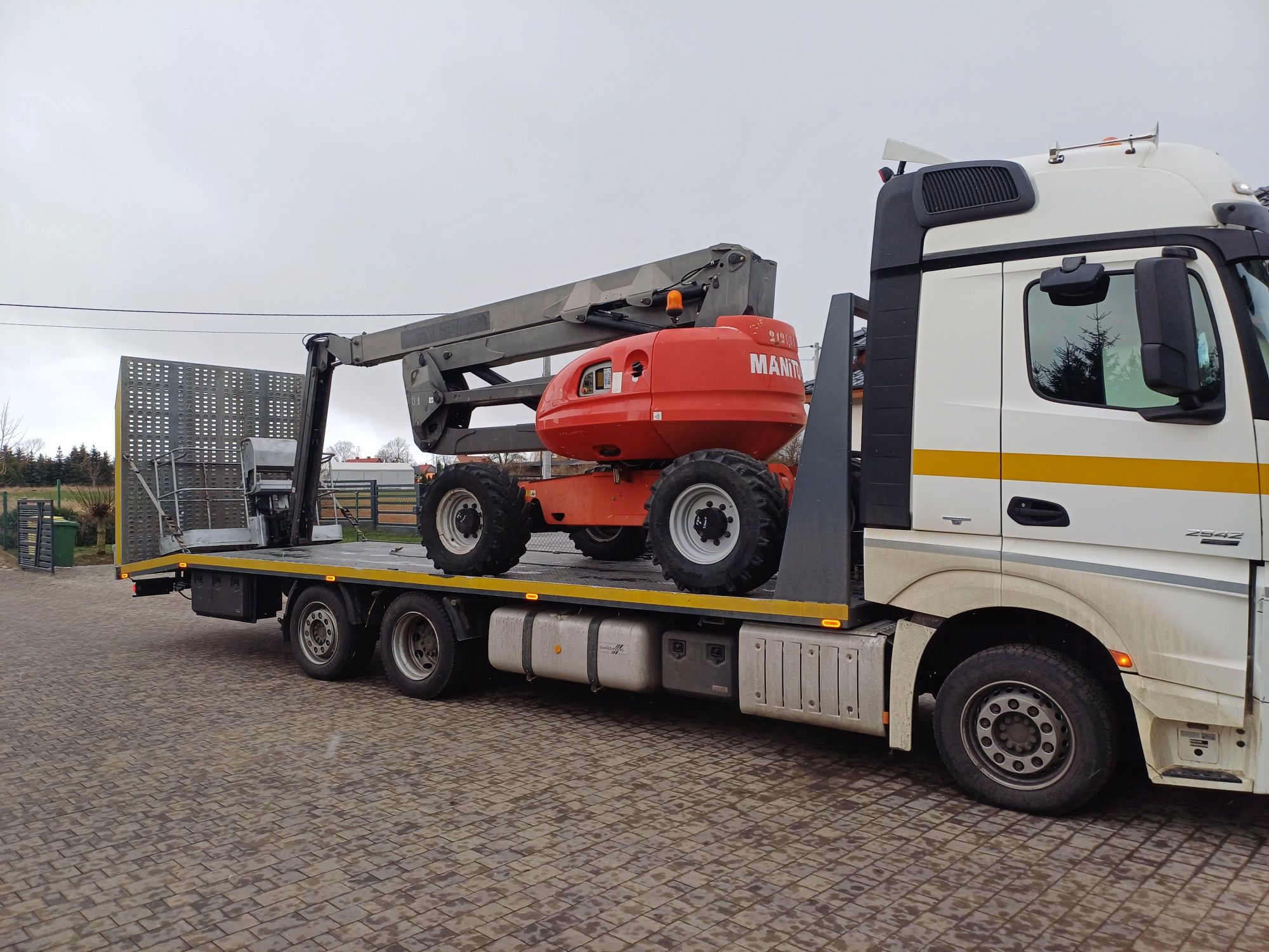 Podnośnik koszowy spalinowy terenowy 4x4