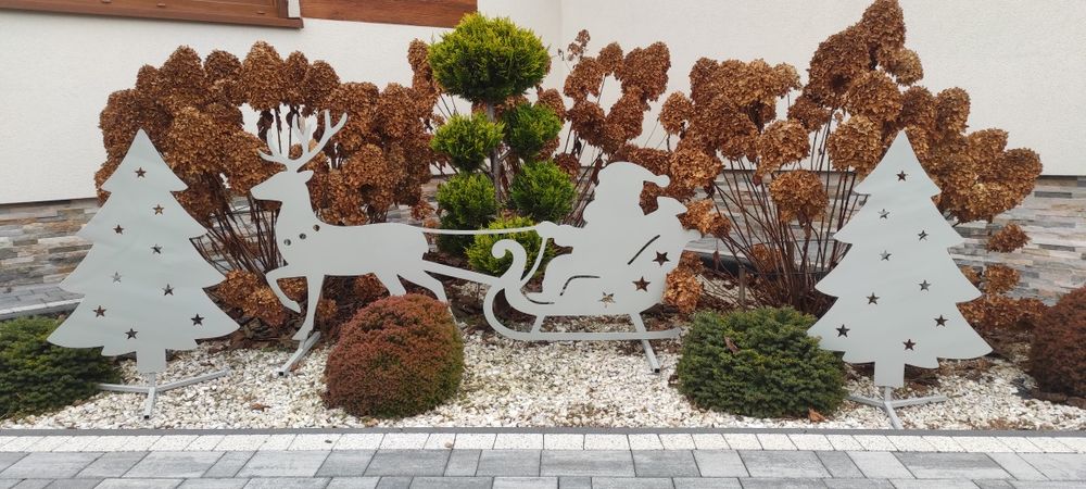 Dekoracje świąteczne - renifery, choinki, Mikołaj