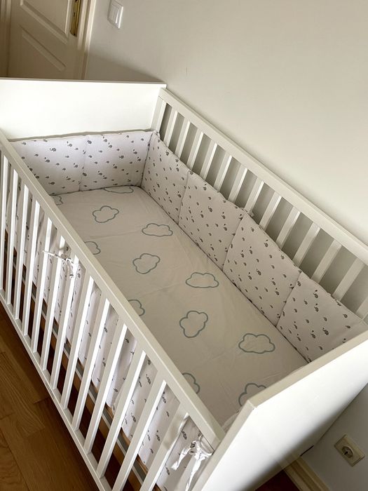 cama para bebe com colchão e protetor da cama