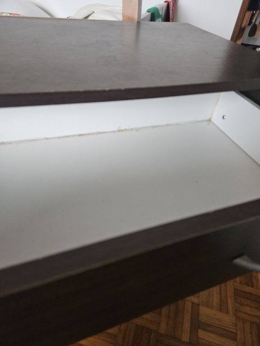 Estante castanha de madeira e cómoda  4 gavetas