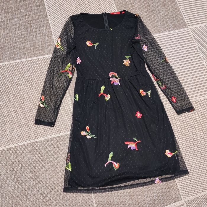 Красива сукня з вишитими квітами