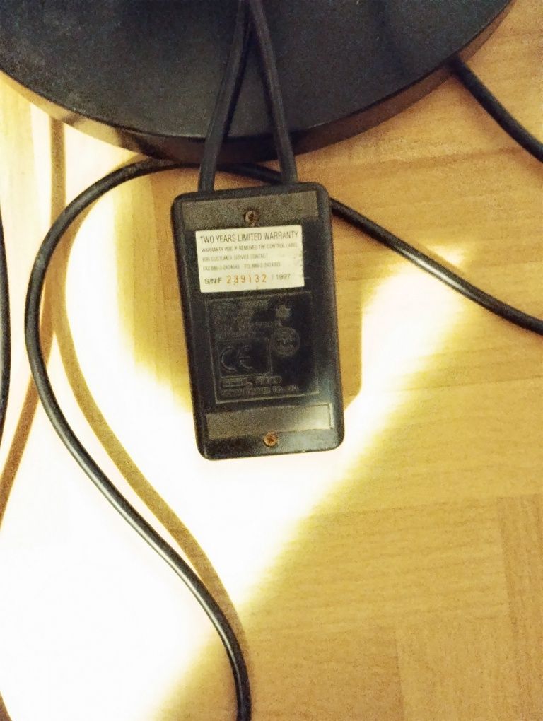 Lampa stojąca z regulatorem natężenia oświetlenia