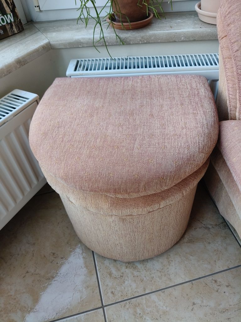 Sofa, dwa fotele, dwie pufy firmy Kler, zestaw wypoczynkowy