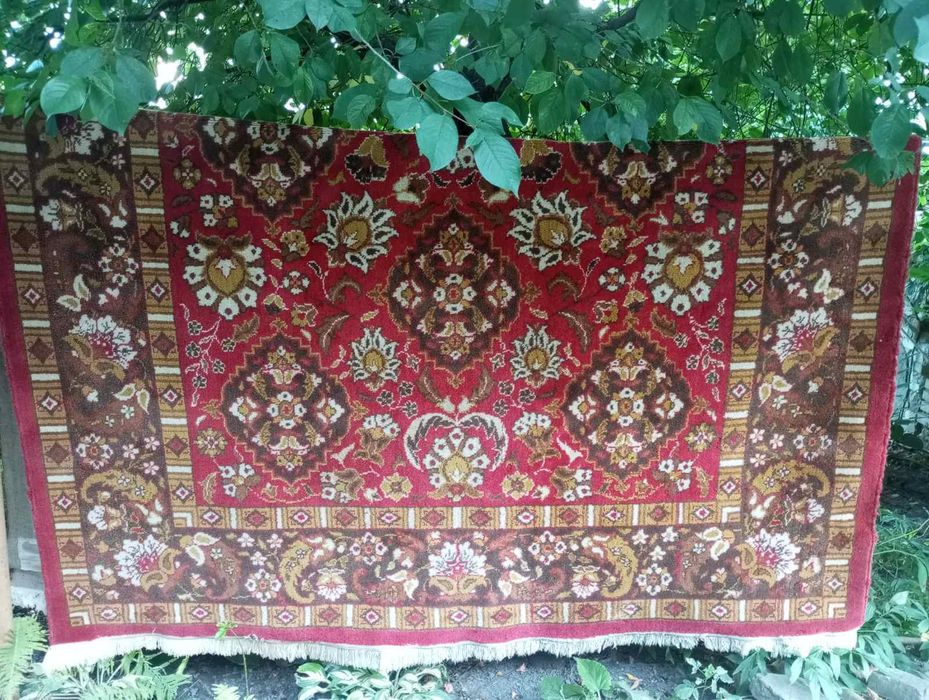 Продам коври в хорошому стані