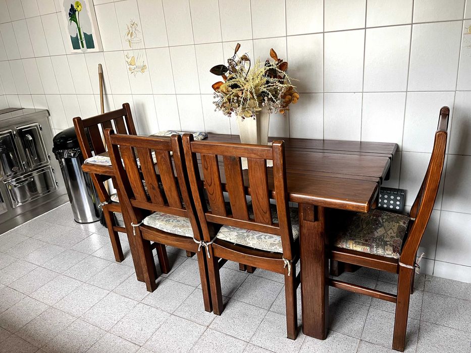 Mesa de refeição com cadeiras em madeira maciça