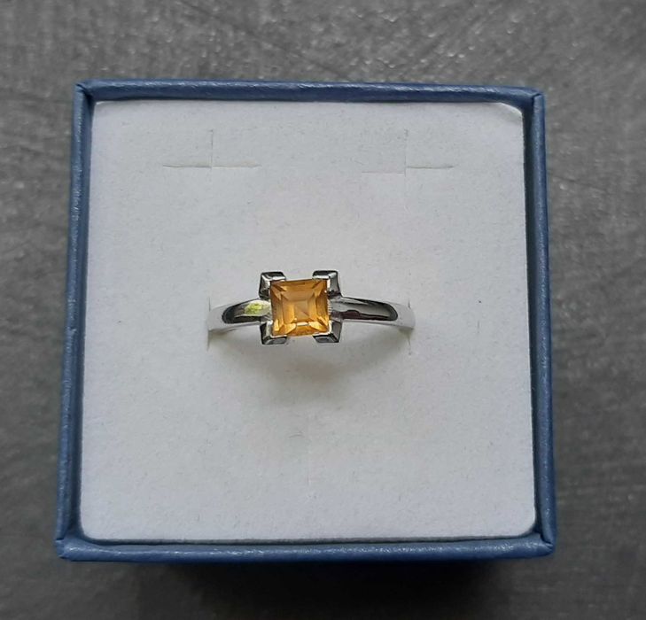 Pierścionek z żółtym topazem w srebrze