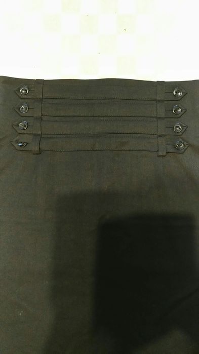 Ділова спідниця з завищеною талією