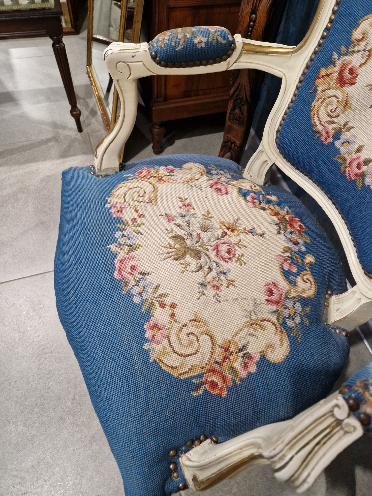 Piękny stylowy wygodny  fotel