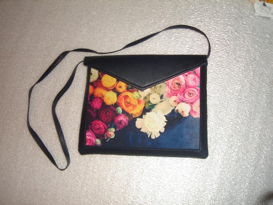 темносиняя сумка-клатч с цветочным принтом