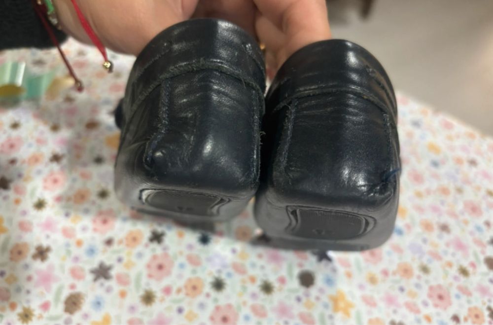 Sapato bebé em pele