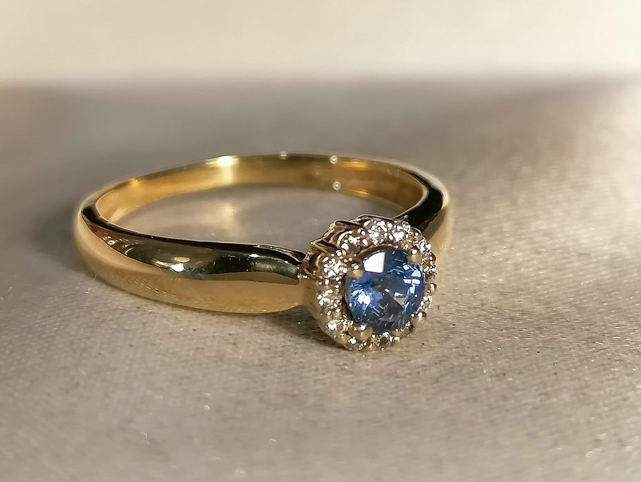 Золотое кольцо с натуральным сапфиром, и бриллиантами