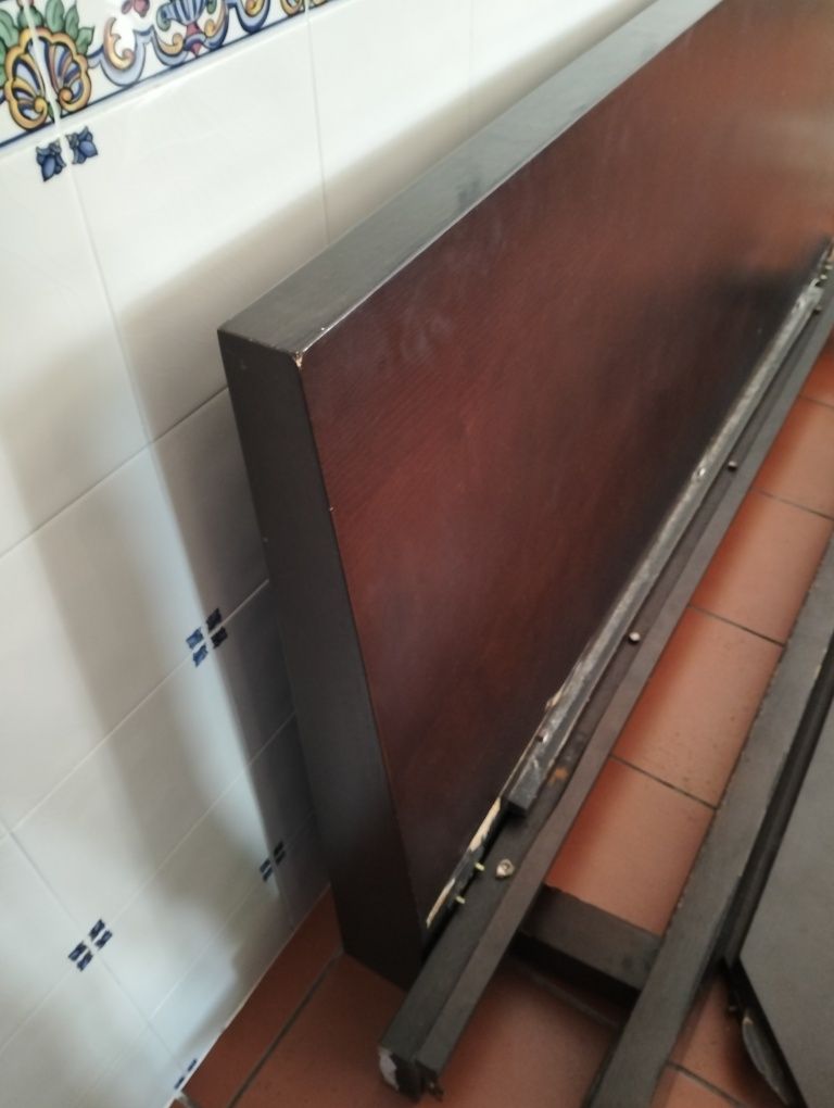 Cama com estrado 140x200 em wangue.