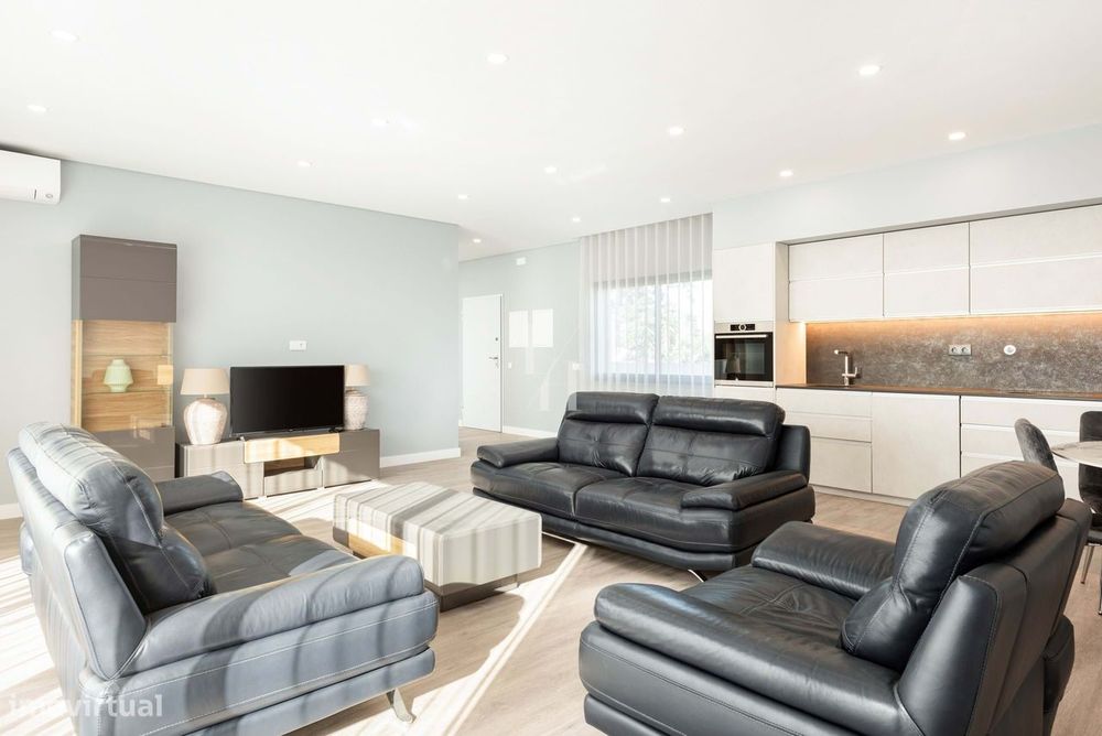 Moradia T3 em banda para venda com piscina privativa no Vale da Azinhe