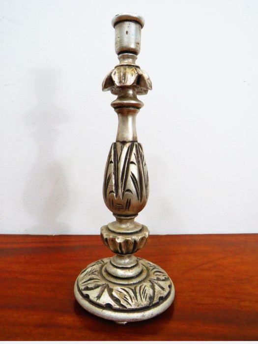 Tocheiro em talha [madeira).