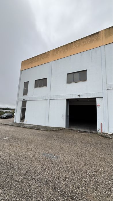 Arrenda-se Armazém Terrugem - 338 m2
