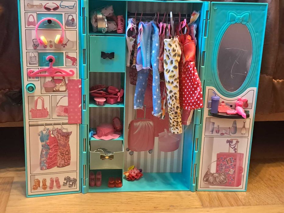 szafa na ubrania dla Barbie plus ubranka