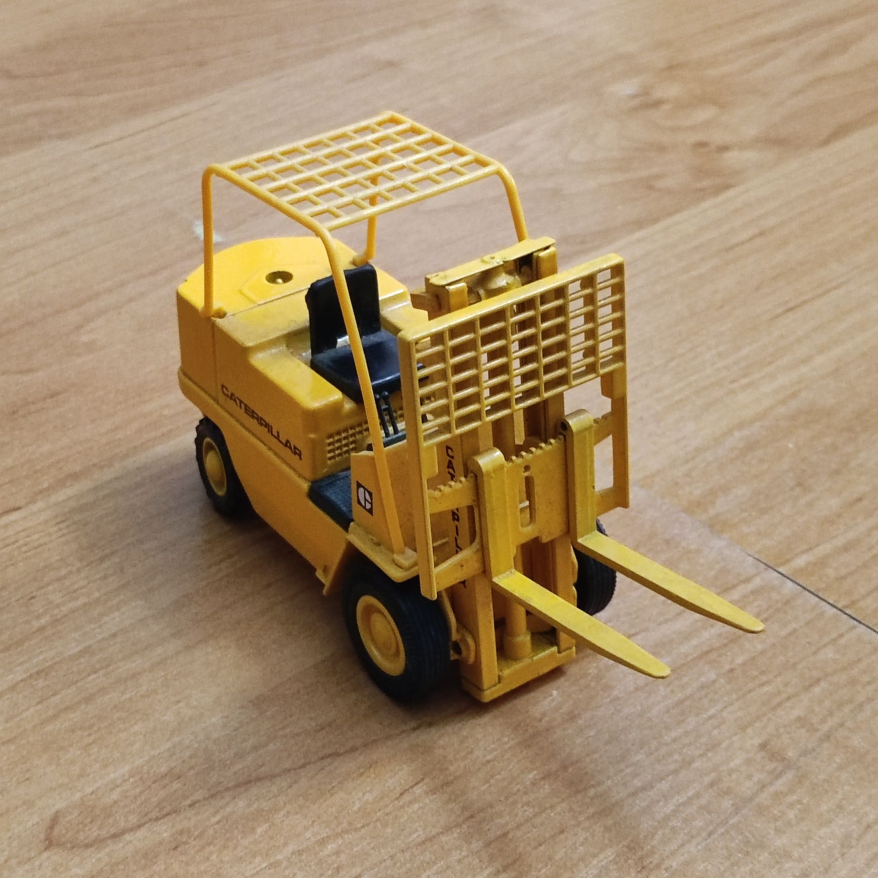 Model Joal Caterpillar wózek widlowy