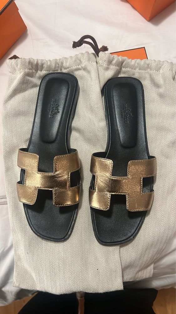 Chinelas Hermes.