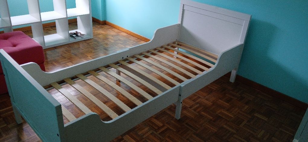 Cama branca  para criança + colchão. Impecáveis!!