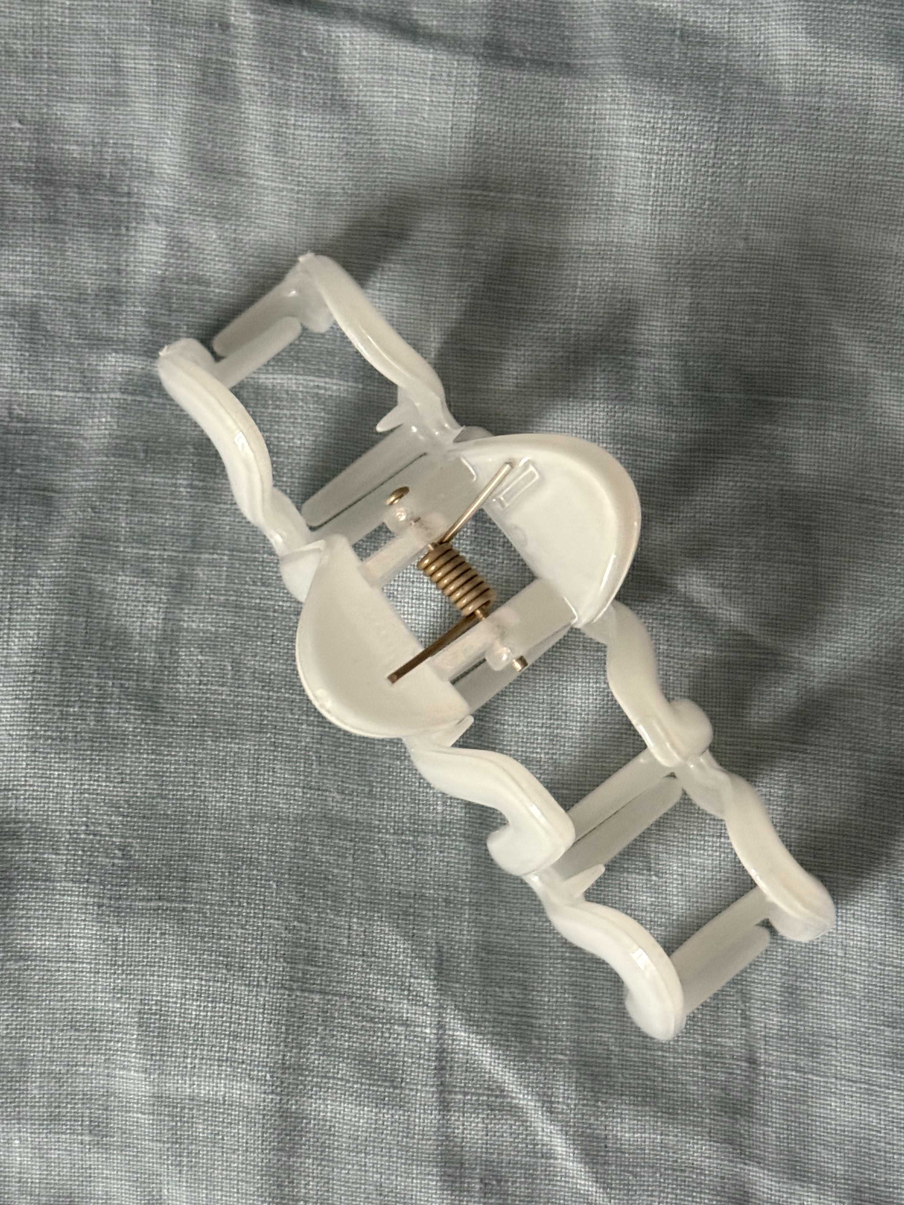 Biała plastikowa spinka, klamra na włosy