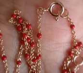 Colar de prata dourado com contas vermelhas