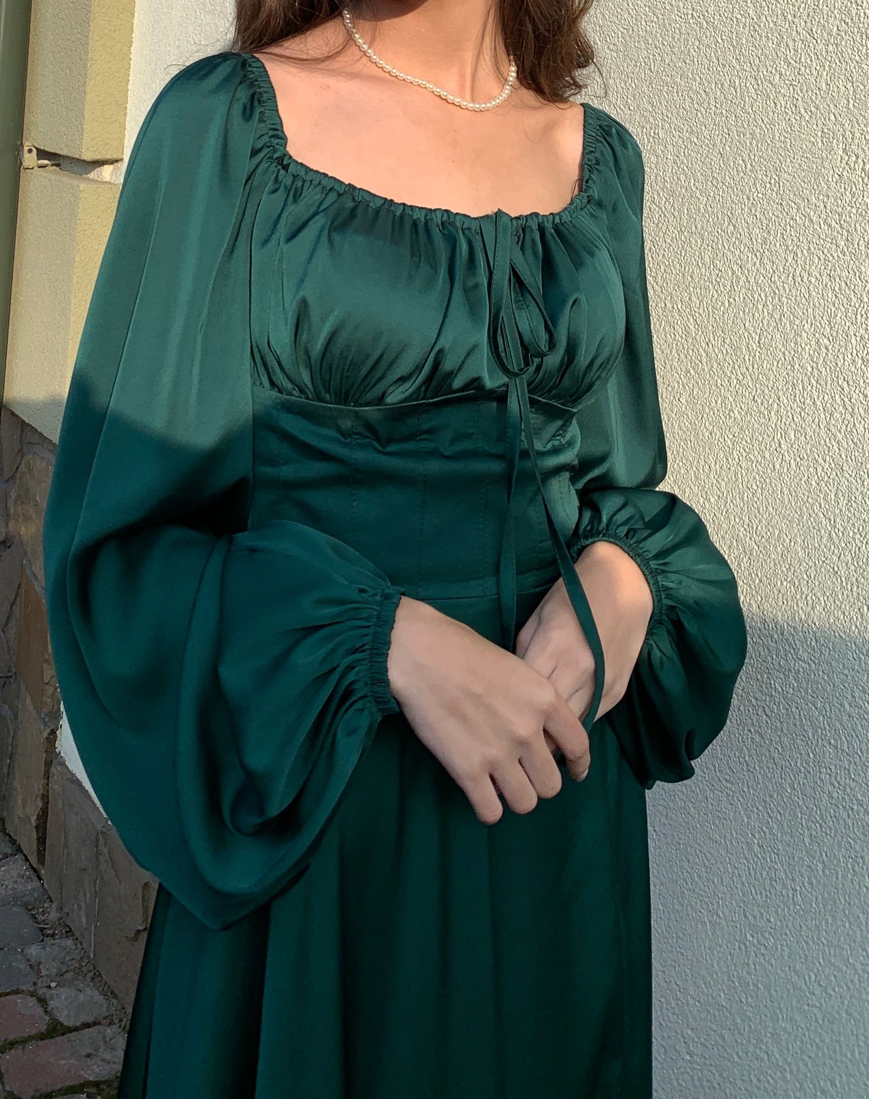 Шовкова сукня міді смарагдового кольору на довгий рукав