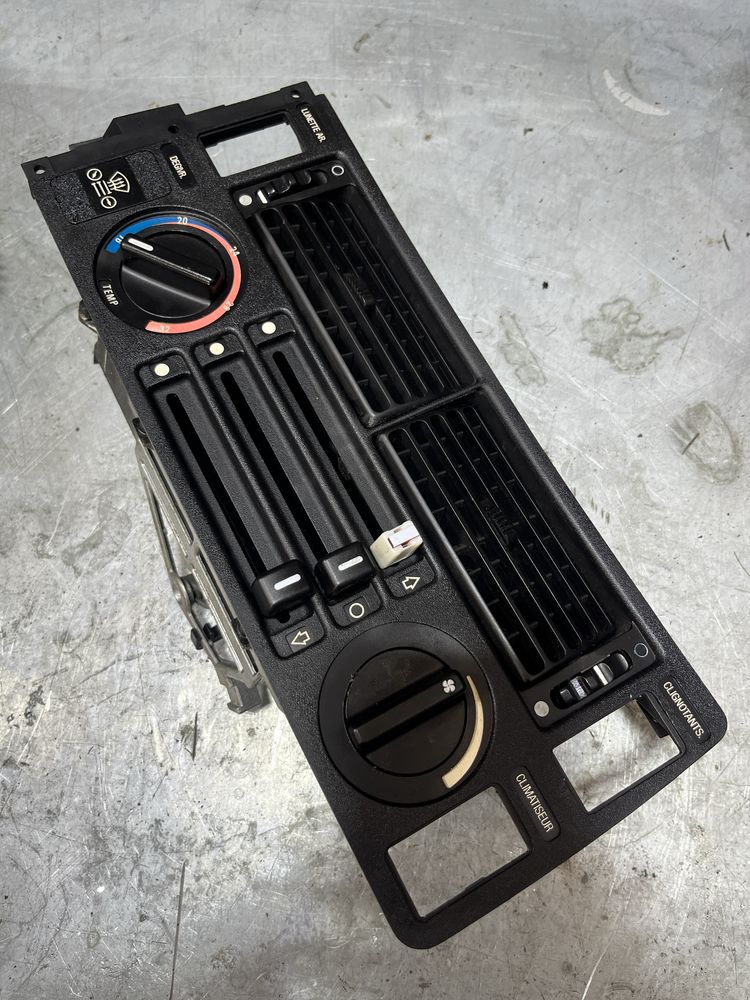 Panel nawiewów BMW E24 klimatyzacji konsola suwaki cięgna cięgła regul