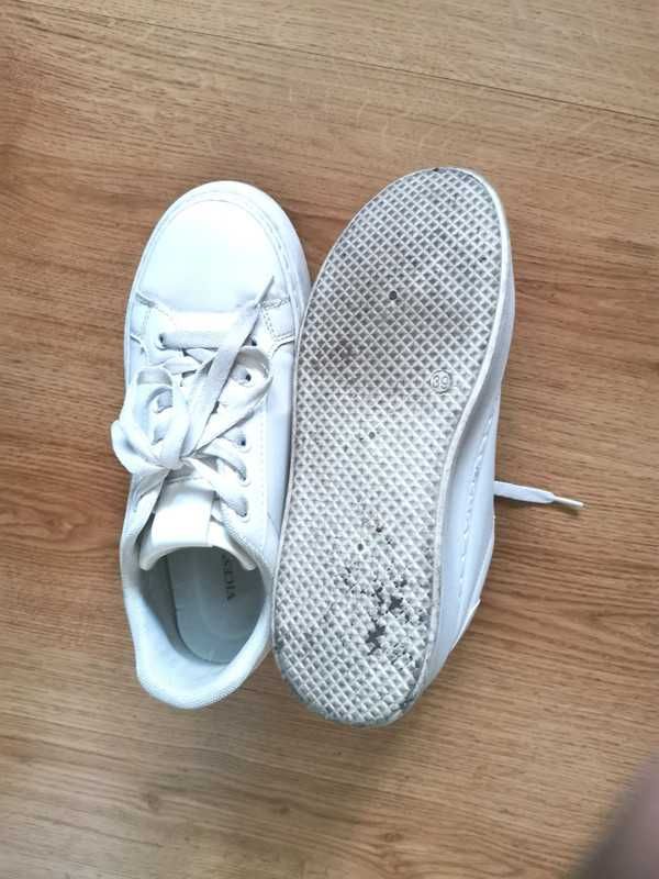 Białe trampki na platformie, grubej podeszwie