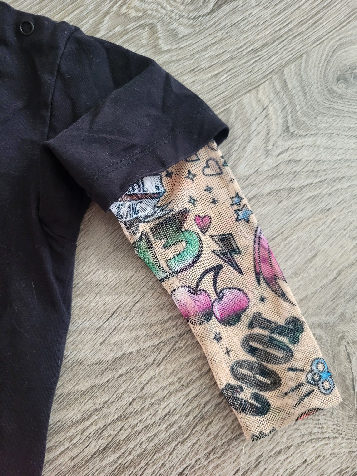 Кофта с тату рукавами, джинсы levis